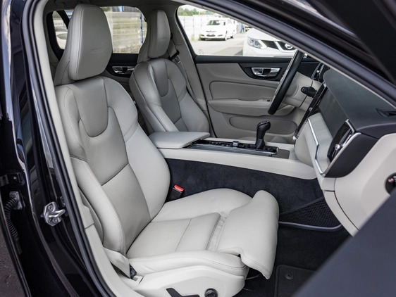 Volvo V60 cena 86900 przebieg: 130086, rok produkcji 2018 z Swarzędz małe 781